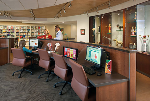 游客和提供者使用电脑和彼此交谈并和凯西雅各布斯健康教育中心。
