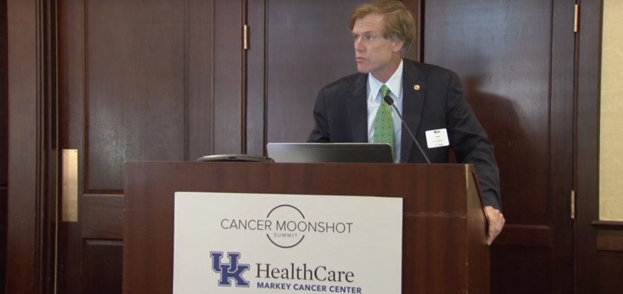 马克·埃弗斯博士在癌症登月峰会上发言。