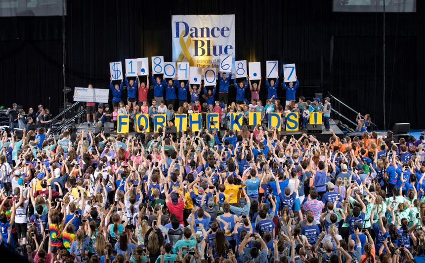 学生举起宣布DanceBlue标志2018已经筹集了180万美元