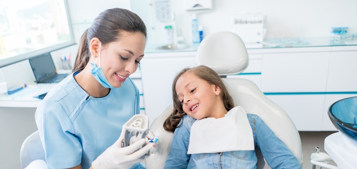 一个女孩在牙医那里学习如何刷牙