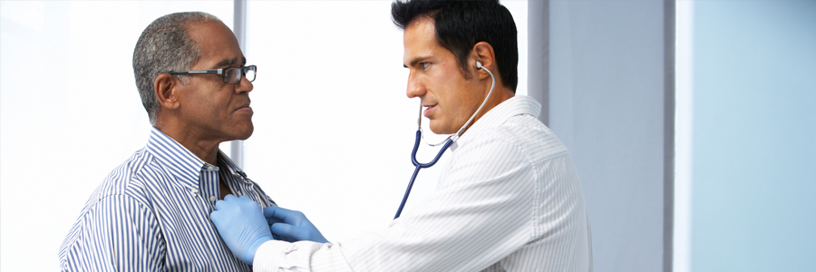 医生用听诊器听病人的心脏。