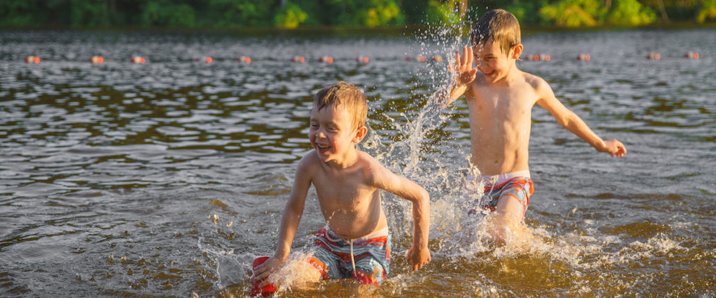 两个男孩在水里玩