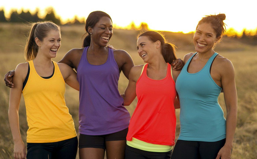 四个年轻女性穿着运动服。