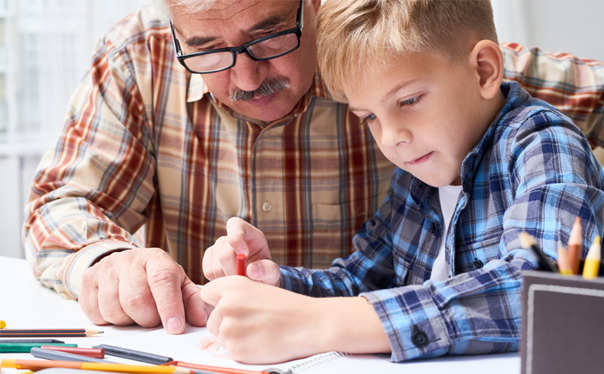 一个爷爷帮助他的孙子对家庭作业没什么好感。
