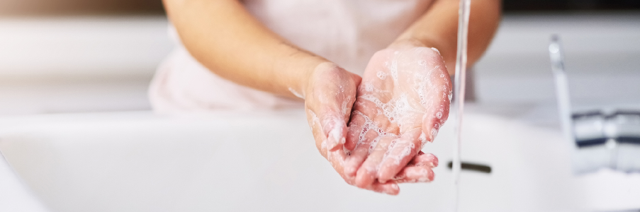 用肥皂洗手。