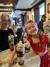 艾丽莎·布里格斯一家正在享用冰淇淋圣代。