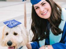 艾莉森·库瑞和她的服务犬在毕业典礼上。