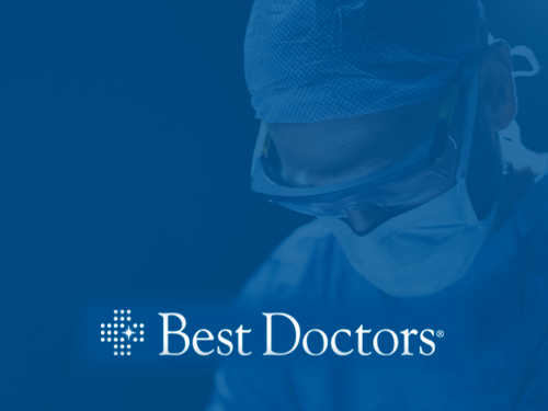 最佳医生的标志叠加在外科医生的形象上。