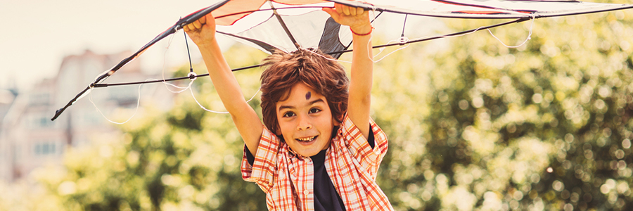 小男孩在公园里玩风筝。