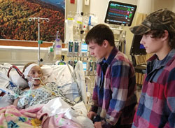 亨特和大卫·杰西兄弟去医院看望他们的妹妹布里安娜。