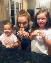 Morgan Chojnacki和女儿们一起吃饼干。