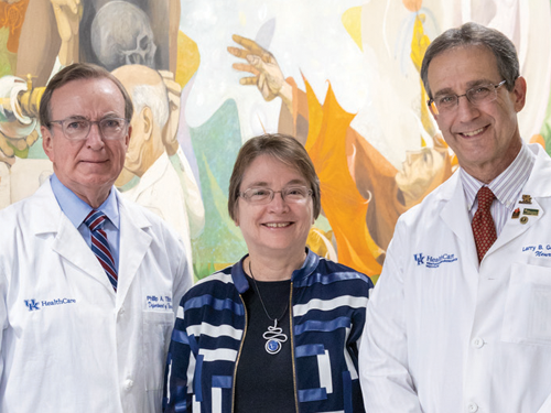 左至右，菲利普·蒂布斯医生，神经外科主任;英国KNI联合主任Linda Van Eldik博士;以及英国KNI联合主任Larry Goldstein博士