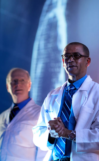 两名医生展示在大屏幕上。