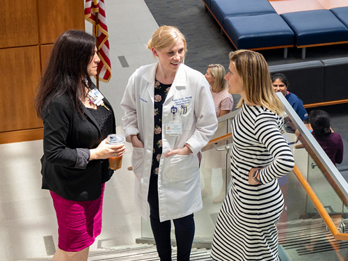 Jessie Dunn, Kayla Kreft和Tracy Macaulay是心血管药学专业护理团队的成员。