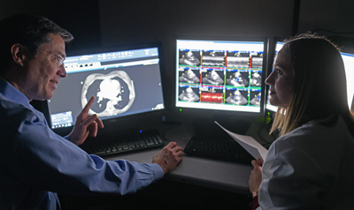医学博士约翰·格利与执业医师凯特·摩尔讨论扫描。