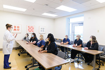 肯塔基州神经科学研究所的一组供应商聚集在教室里。