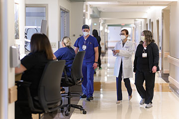 肯塔基州神经科学研究所提供者一起走过医院走廊。