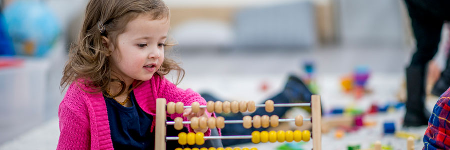一个小女孩在玩数珠(算盘)。