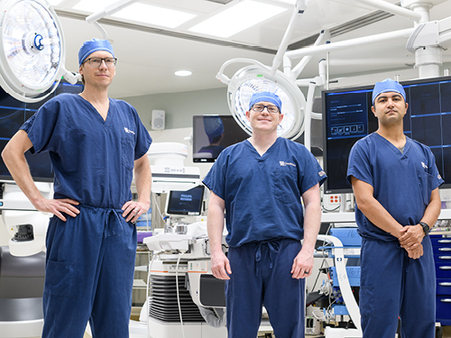从左至右:Michael Bounds，医学博士;内森•奥尔,医学博士;和Samuel Tyagi，医学博士在手术室。