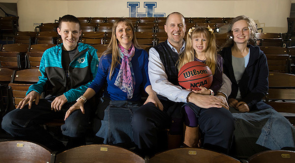 前英国篮球运动员托德·斯沃博达感谢他的妻子和三个孩子帮助他战胜了癌症。