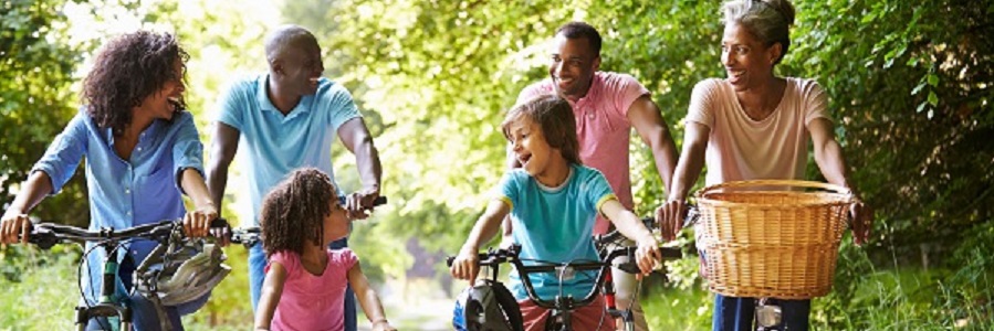 一家人一起骑自行车。