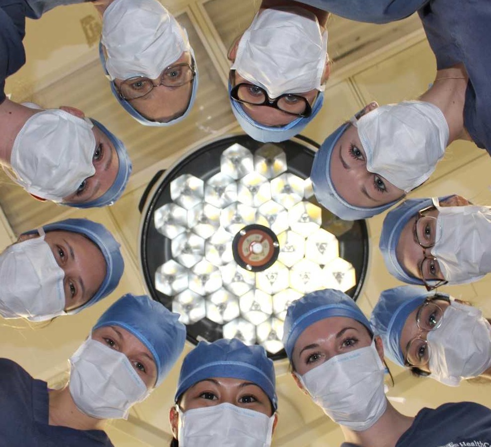 十个泌尿科医生同行在手术台上。