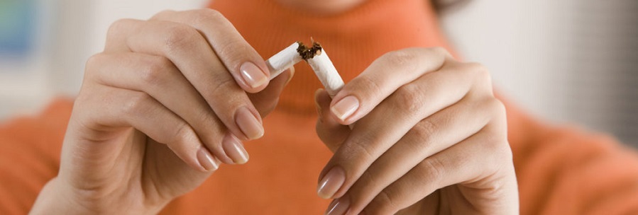 一个女人把香烟掰成两半。