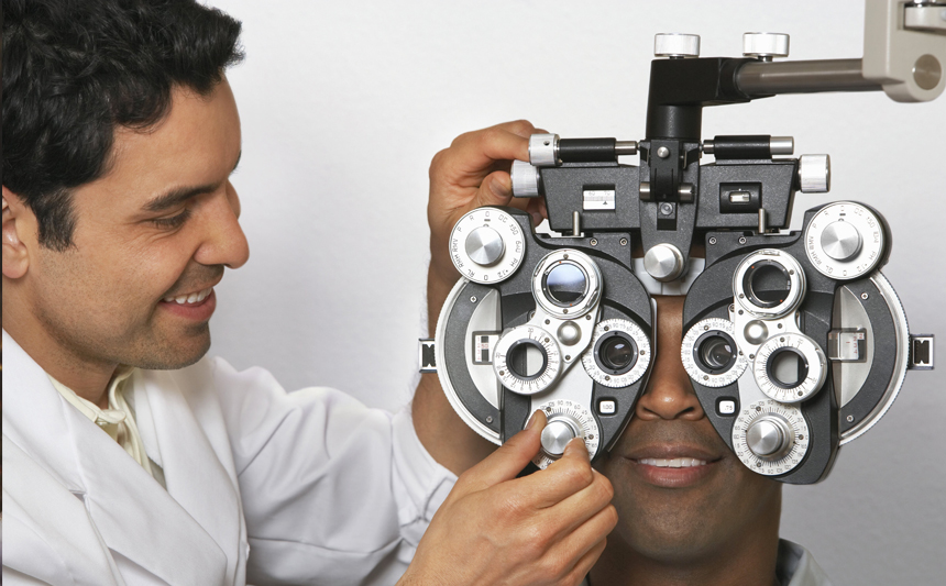 验光师检查一个人的视力。