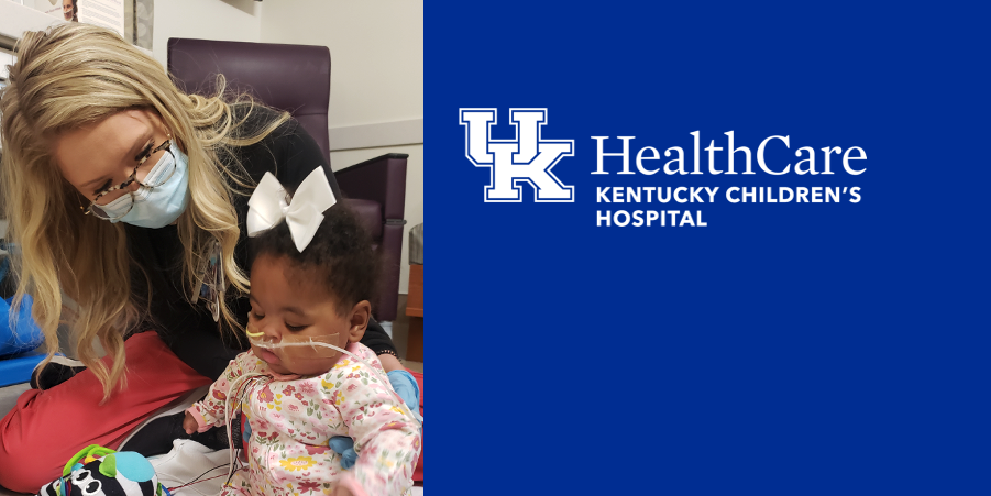 阿什莉·奥尔森在新生儿重症监护室为一位病人提供支持