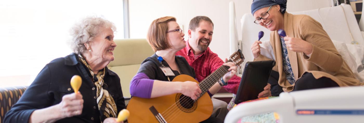 一位病人和她的家人参加音乐治疗。