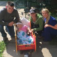 马克斯的照片,卡莉,Kailey看护人的外面摆姿势与Kailey她坐在马车称为“布雷迪车。”