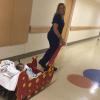 坦诚的照片Kailey护士的回顾她的肩膀,她把Kailey布雷迪车沿着走廊。