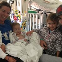 肖尼西家族的一个有问题的在医院里聚集在婴儿Kailey在她母亲的怀里。