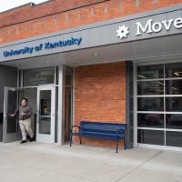 肯塔基大学的罗杰退出MoveWebeplay全站官网登录入口ll建筑。