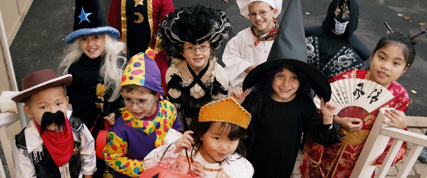 一群孩子穿着万圣节服装不给糖就捣乱。