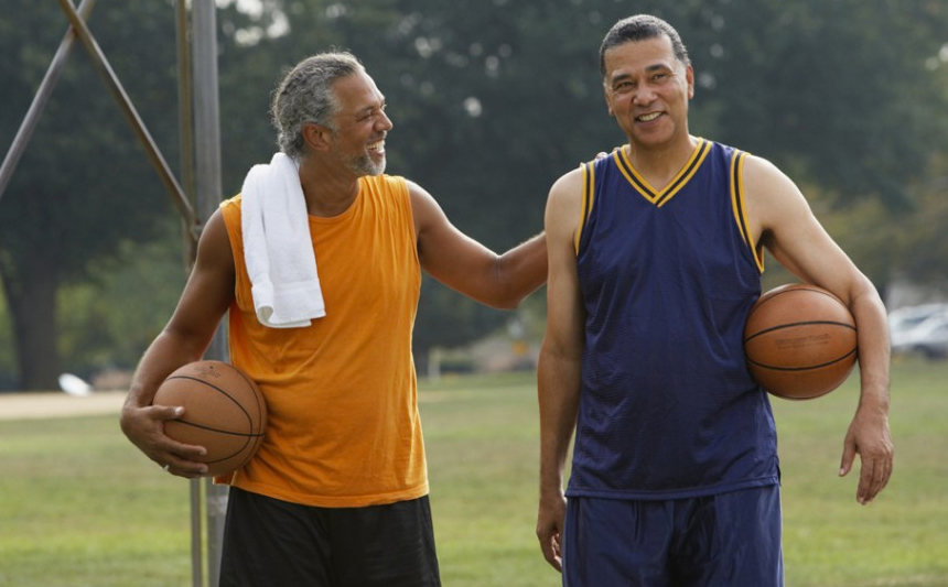 两个男人拿着篮球。